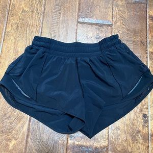 Black size 6 Hotty Hot Low-Rise Lined Short 2.5"